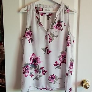Lightweight floral v-neck tank Size L